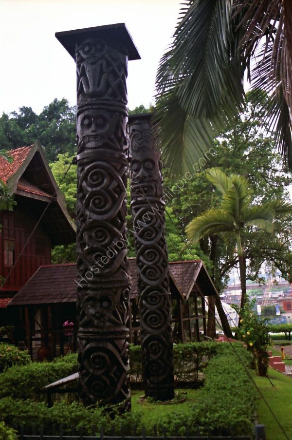 Kelirieng Burial Poles, Kuala Lumpur